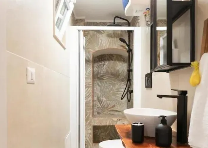 Comfortable In With Modern Amenities *